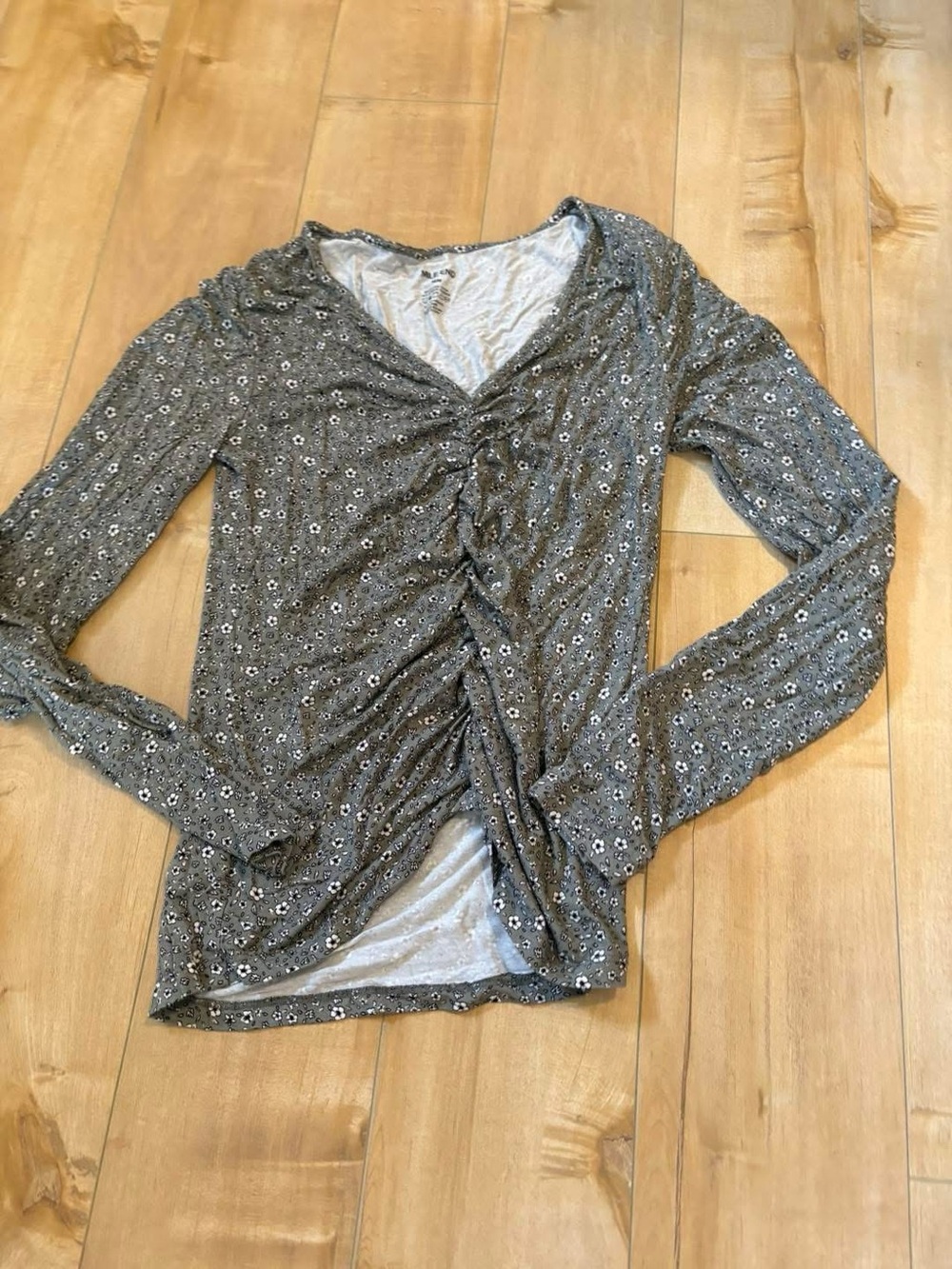 Women's Gray Floral Ruched Long-Sleeve Top
